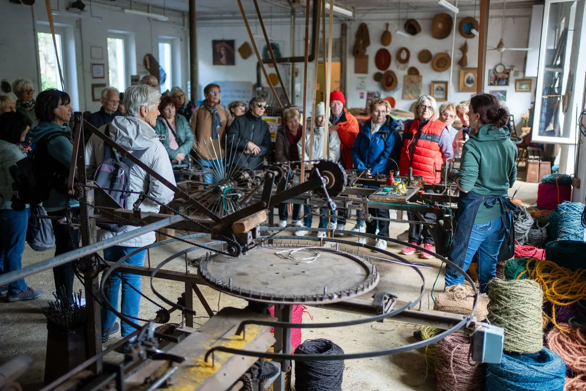 Atelier de La Scourtinerie avec machines traditionnelles pour la fabrication de scourtins.