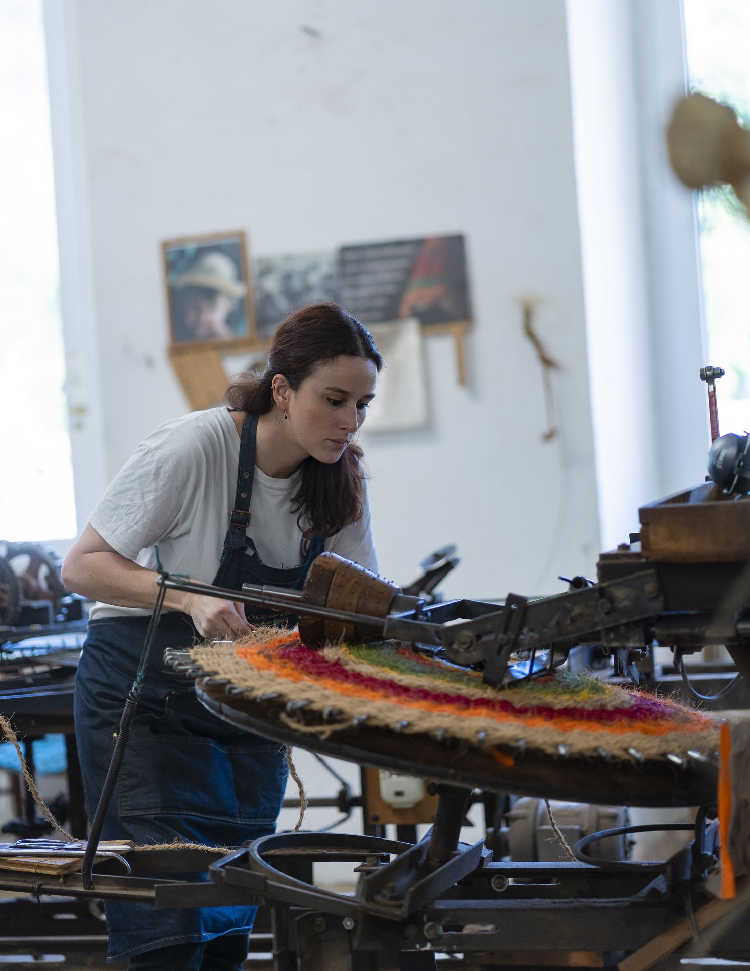 Artisane scourtinière à l'atelier de Nyons, tissage d'un scourtin sur une machine d'époque