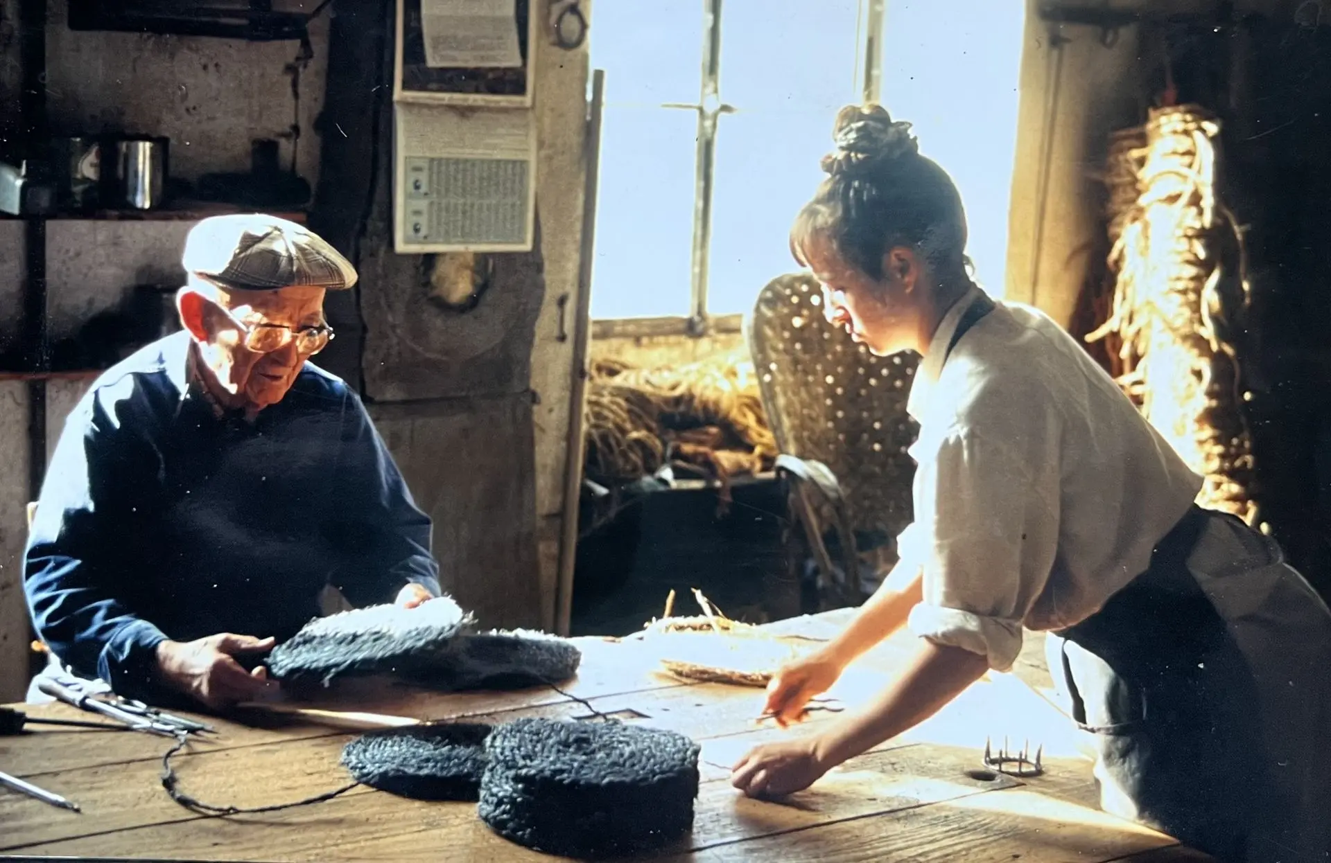 finition à la main atelier de tissage scourtin