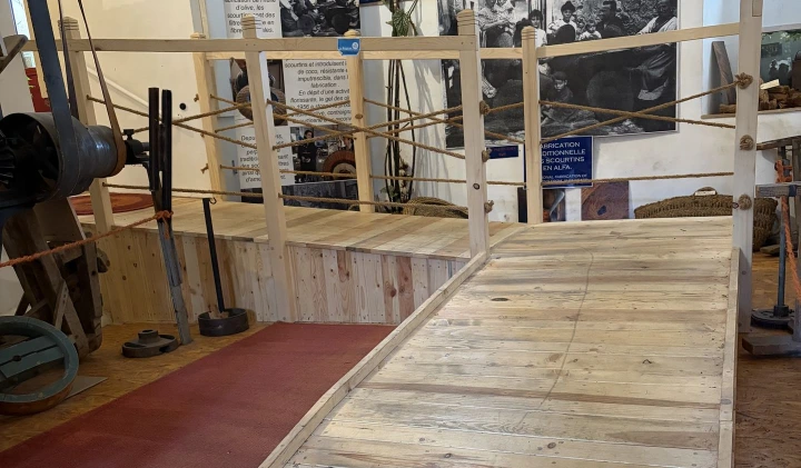 art palette rampe en bois musée