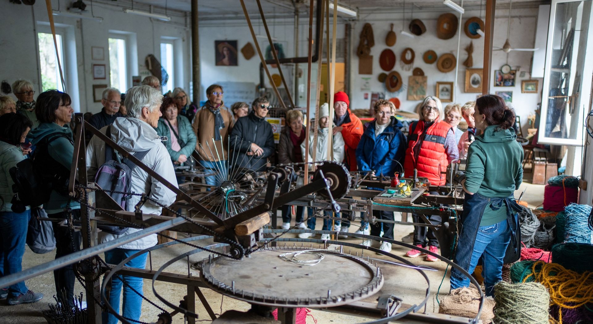 Atelier de La Scourtinerie avec machines traditionnelles pour la fabrication de scourtins.