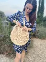 sac rond fibre bananier blanc porté 2.webp