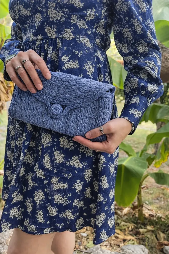 [BTK-BAN-MAIN-BLEU] Pochette en fibre de bananier – Élégance naturelle et artisanale (Bleu)
