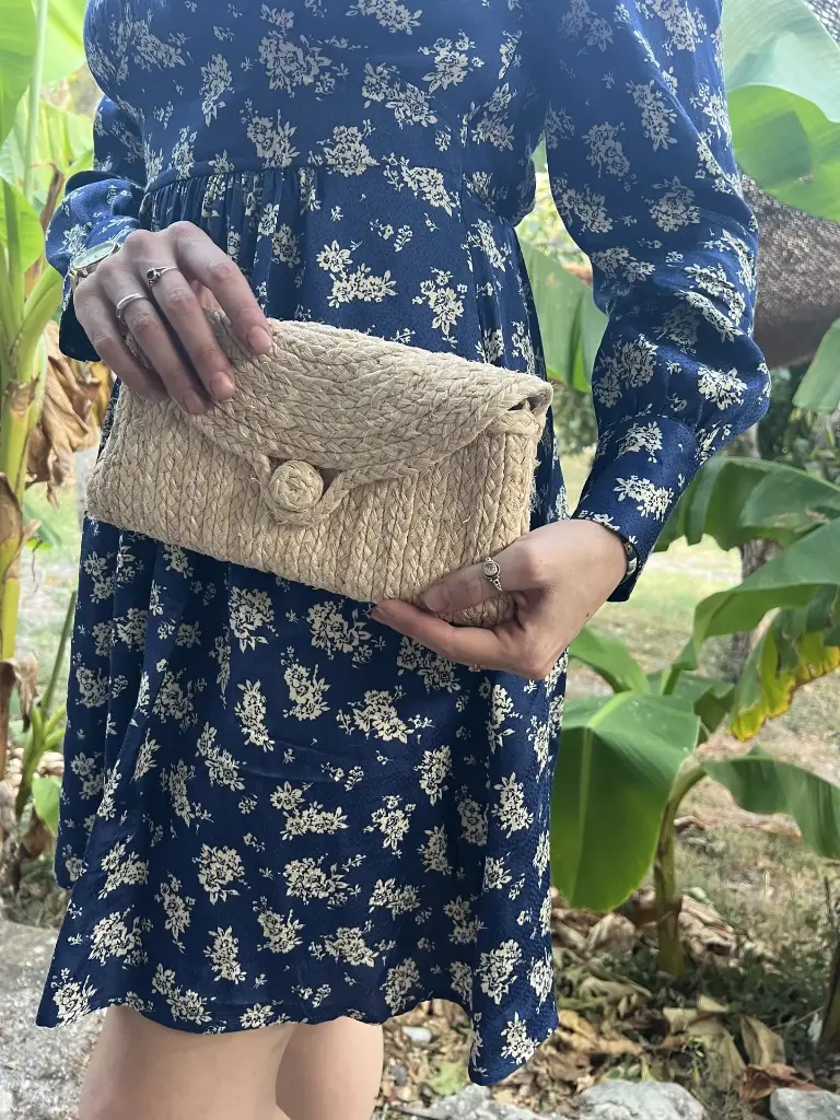 Pochette en fibre de bananier – Élégance naturelle et artisanale