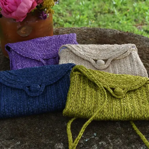 Pochette en fibre de bananier – Élégance naturelle et artisanale