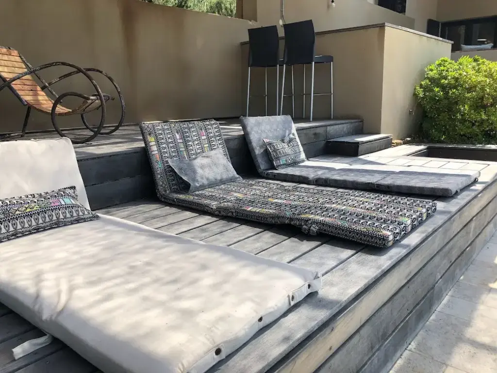 Matelas confort épais 186x67 cm au bord de la piscine
